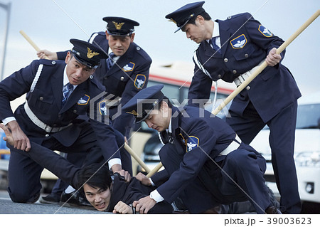 働く警備員 39003623