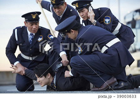 働く警備員 働く警備員 39003633