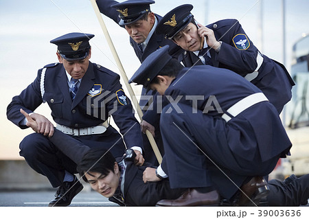働く警備員 働く警備員 39003636
