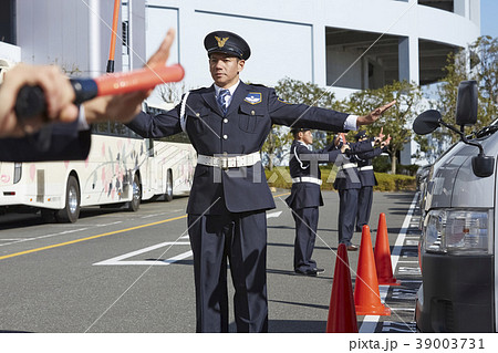 働く警備員 働く警備員 39003731