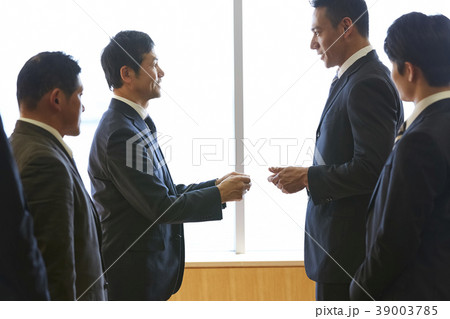 ビジネスマン　名刺交換 39003785