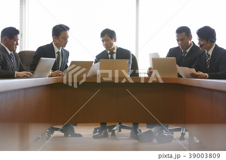 ビジネスマン　会議 39003809