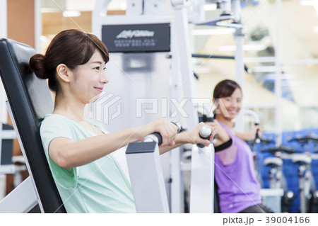 フィットネス　スポーツジム　女性　エクササイズ 39004166