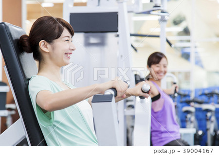 フィットネス　スポーツジム　女性　エクササイズ 39004167