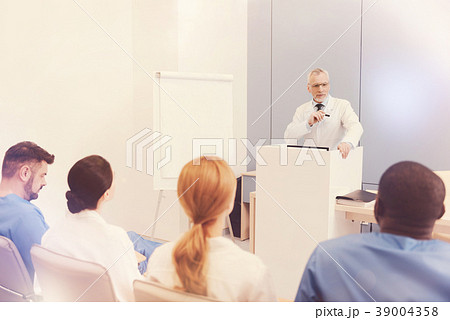 Group of students listening to their lecturer 39004358