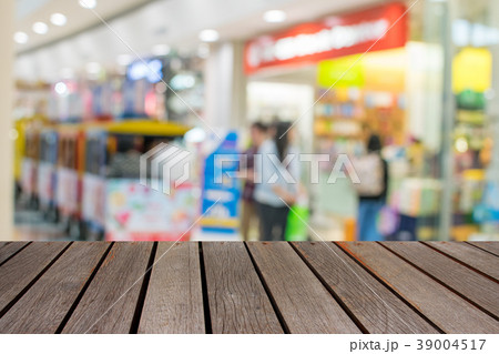 blurred image people in shopping mall with bokeh. blurred image people in shopping mall with bokeh. 39004517