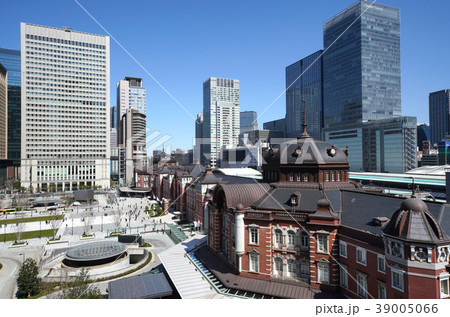 日本の東京都市景観　東京駅丸の内駅前広場リニューアルと青空。関連P検索は東京駅前リニューアル風景写真 39005066