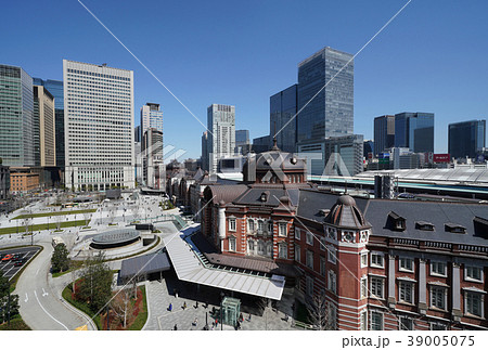 日本の東京都市景観　東京駅丸の内駅前広場リニューアルと青空。関連P検索は東京駅前リニューアル風景写真 39005075