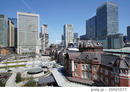 日本の東京都市景観 東京駅丸の内駅前広場リニューアルと青空。関連P検索は東京駅前リニューアル風景写真 日本の東京都市景観 東京駅丸の内駅前広場リニューアルと青空。関連P検索は東京駅前リニューアル風景写真 39005077