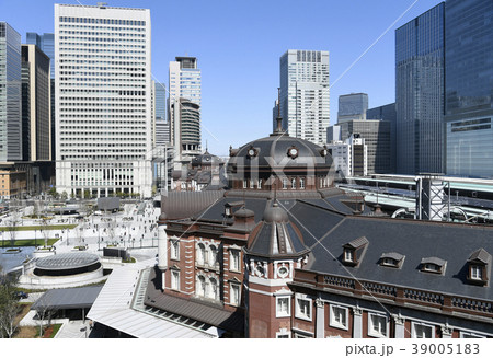 日本の東京都市景観　東京駅丸の内駅前広場リニューアルと青空。関連P検索は東京駅前リニューアル風景写真 39005183