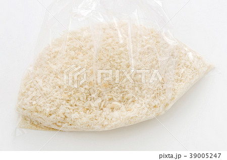 ビニール袋に入ったパン粉 39005247