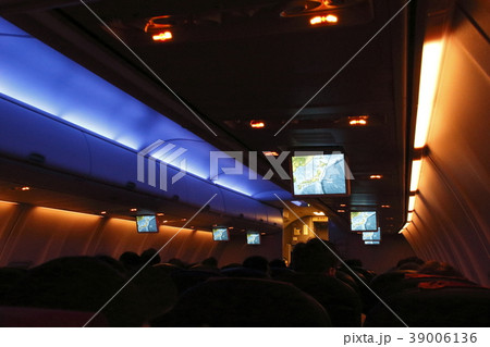 日本航空機の機内（B737） 39006136