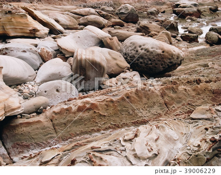 岩肌の侵食とや化石 39006229