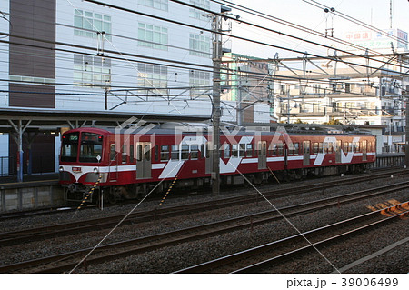 馬橋駅で発車を待つ流鉄「あかぎ」号 39006499