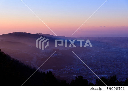 神奈川　朝日に照らされる小田原の町並み 39006501