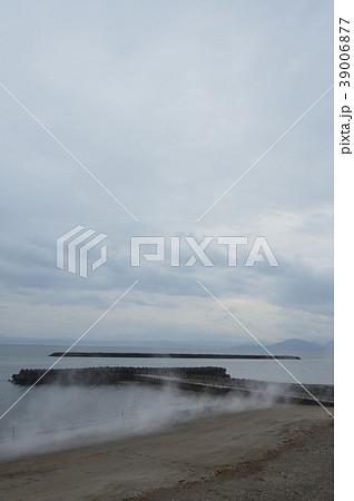 砂浜にたちこめる湯気(鹿児島県指宿市) 砂浜にたちこめる湯気(鹿児島県指宿市) 39006877