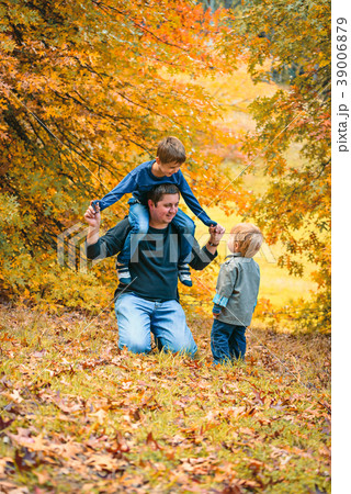 Father having fun with kids 39006879