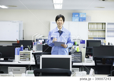 オフィスに立つ若いビジネスマン オフィスに立つ若いビジネスマン 39007243