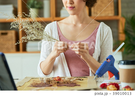 Making Artwork with Withered Flowers 39010013