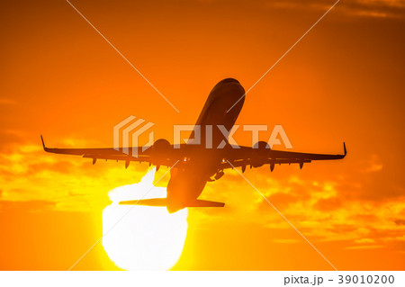 夕空と太陽を背景に飛行機風景 夕空と太陽を背景に飛行機風景 39010200