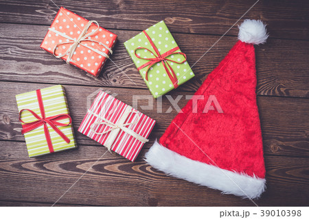 Santa Claus red hat with colorful gift boxes Santa Claus red hat with colorful gift boxes 39010398