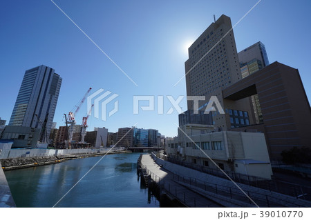 日本の横浜都市景観　横浜市新市庁舎建設現場などを望む　関連P検索は、ぐるり市庁舎移転新築工事 39010770