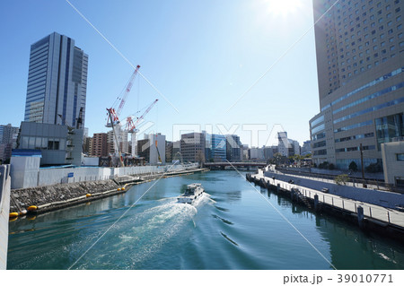 日本の横浜都市景観　横浜市新市庁舎建設現場などを望む　関連P検索は、ぐるり市庁舎移転新築工事 39010771