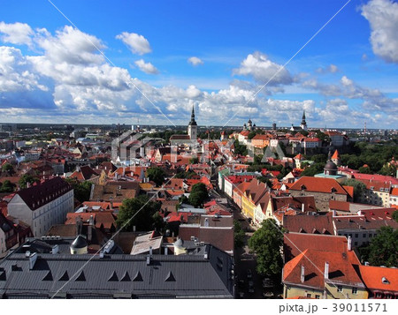 エストニア首都タリンの旧市街、聖オラフ教会の展望台からの景色 エストニア首都タリンの旧市街、聖オラフ教会の展望台からの景色 39011571