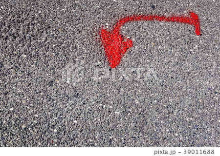 red arrow on road asphalt pointing up weathered red arrow on road asphalt pointing up weathered 39011688