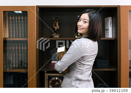 弁護士 裁判官 検察官 女性 弁護士 裁判官 検察官 女性 39012109