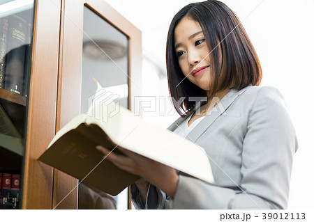 弁護士 裁判官 検察官 女性 39012113