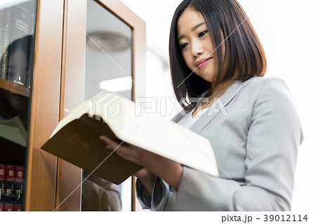 弁護士 裁判官 検察官 女性 弁護士 裁判官 検察官 女性 39012114