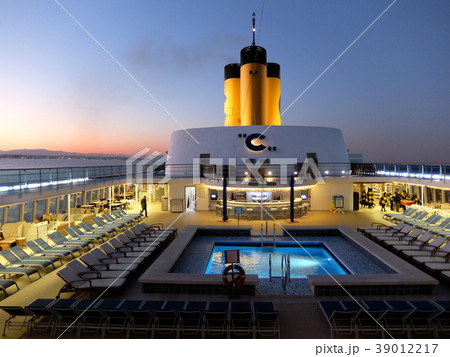 クルーズ船 コスタネオロマンチカ 洋上夕暮れ富士山 クルーズ船 コスタネオロマンチカ 洋上夕暮れ富士山 39012217