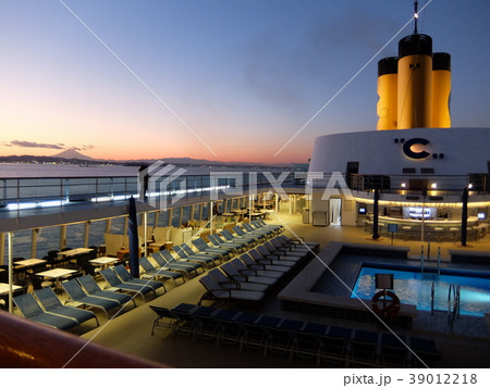 クルーズ船 コスタネオロマンチカ 洋上夕暮れ富士山 クルーズ船 コスタネオロマンチカ 洋上夕暮れ富士山 39012218