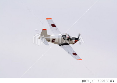 小月基地の航空ショーで軽快にアクロバット飛行する海上自衛隊のT-5国産初等練習機 小月基地の航空ショーで軽快にアクロバット飛行する海上自衛隊のT-5国産初等練習機 39013183