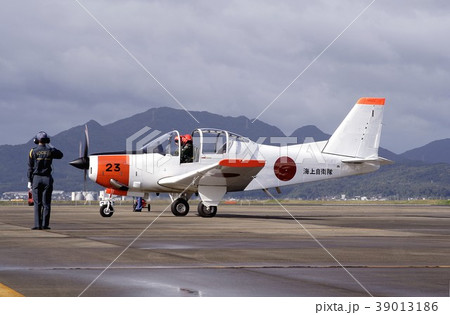 小月航空基地の航空祭で駐機場を地上滑走する海上自衛隊のT-5初等練習機 小月航空基地の航空祭で駐機場を地上滑走する海上自衛隊のT-5初等練習機 39013186