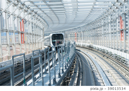 ゆりかもめ7300系（レインボーブリッジ天井フェンス区間） 39013534