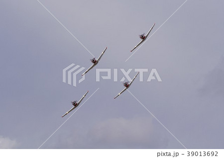 小月基地の航空ショーで編隊を組んでアクロバット飛行する海上自衛隊のT-5国産初等練習機 39013692