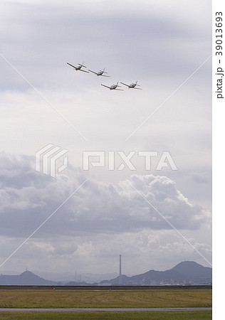 小月基地の航空ショーで瀬戸内の山を背景にアクロバット編隊飛行する海上自衛隊のT-5国産初等練習機 39013693
