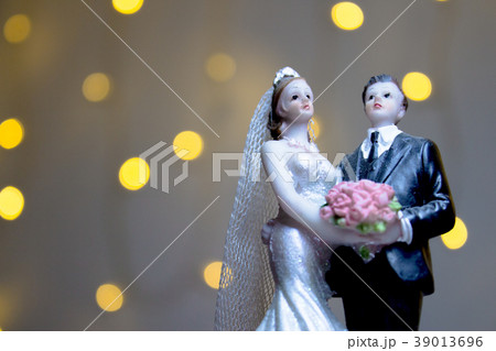 Figure of happy newlyweds 39013696