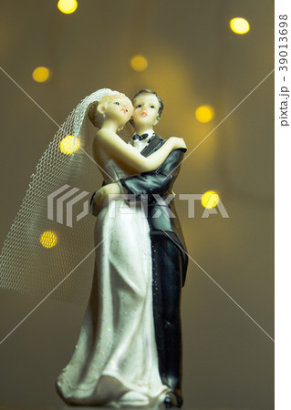 Figure of happy newlyweds Figure of happy newlyweds 39013698