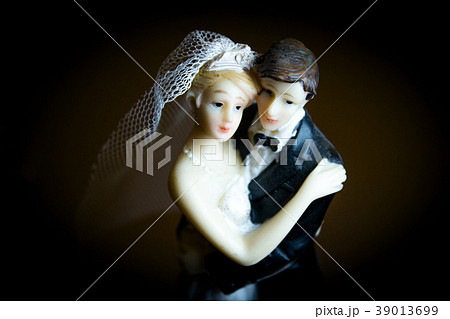 Figure of happy newlyweds Figure of happy newlyweds 39013699