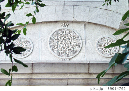 Three sand stone ornaments on the archway 39014762