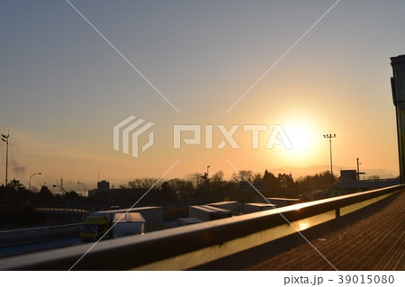 朝の太陽　日差し 39015080