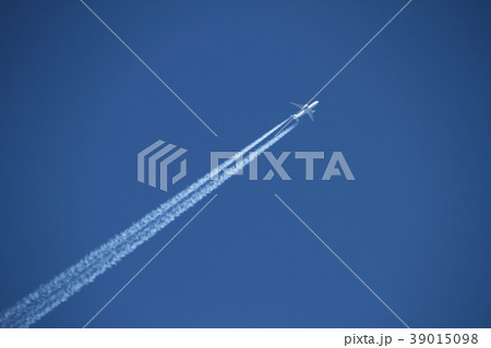 真白な雲を引きながら飛行する旅客機 真白な雲を引きながら飛行する旅客機 39015098