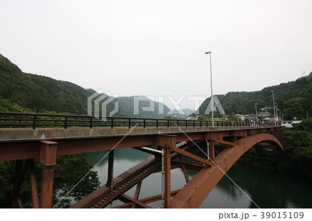 神通川に架かる新笹津橋　富山県富山市　 39015109
