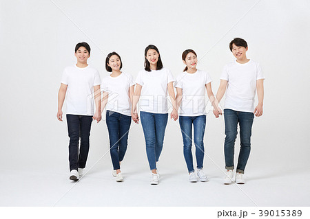 手を引く 手をにぎる 友達 39015389