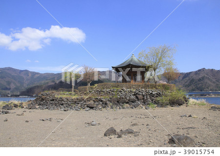 春の河口湖六角堂(2017年) 春の河口湖六角堂(2017年) 39015754