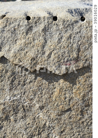 荒い岩肌 荒い岩肌 39016029