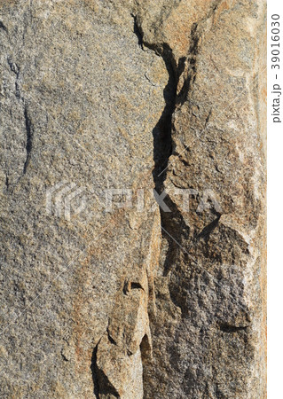 荒い岩肌 荒い岩肌 39016030